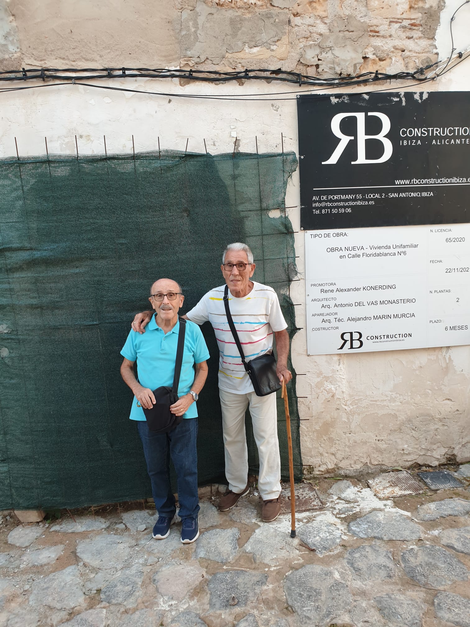 Antonio Roig Roselló y su pareja JuanJo en octubre de 2023 frente a la fechada de su casa natal en la C/Floridablanca nº 6, en el corazón del barrio pescador de Sa Penya.